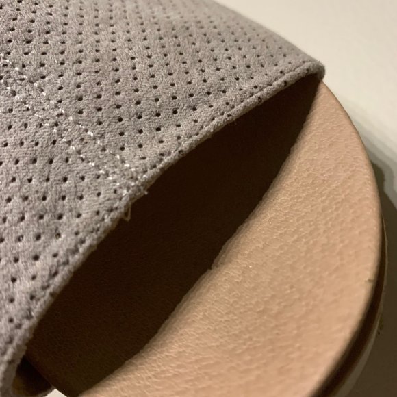 Dr. Scholl sandal, size 7.5 US, suede upper fabric, light grey, white soles. - Picture 9 of 10